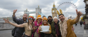 découvrez londres autrement grâce à une séance photo personnalisée qui mêle humour et situations insolites. explorez la capitale britannique tout en créant des souvenirs uniques et amusants.